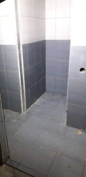 Укладка плитки в мужском туалете